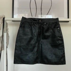 Skinn kjol  - Asball skinn kjol som tyvärr är för liten för mig. Använd drygt 3 gånger, därför bra skick! 🖤🖤