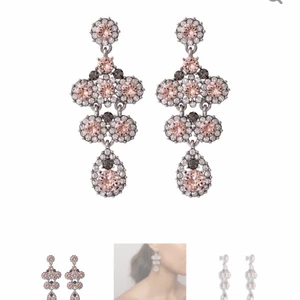 Lily and Rose - kate earrings- silk - Helt nya super lyxiga örhängen från Lily and Rose, endast använda 1 gång så dom är i nyskick. Jag har dock tappat den ena orginal ploppen som är där bak, men jag har bytt ut den mot en annan från ett annat örhänge och det funkar lika bra. Nypris är 899kr , mitt pris 400kr om fler är intresserade blir det budgivning i kommentarsfältet. (Bild nr 3 är min egen) ✨