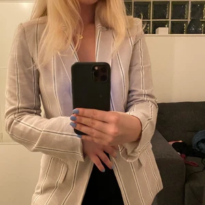 Blazer strl 38 - Randig beige blazer i väldigt bra skick! Använd 1 gång under provtillfället. Ordinarie pris: 399kr. Det är en storlek 38 men jag är vanligtvis en 36 och tycker att det fungerar för båda storlekarna beroende på hur man vill att passformen ska vara!