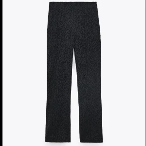 Zara byxor - Helt nya oanvända svarta byxor i leopard mönster.slutsåld på webbsidan. Frakt tillkommer på 66kr