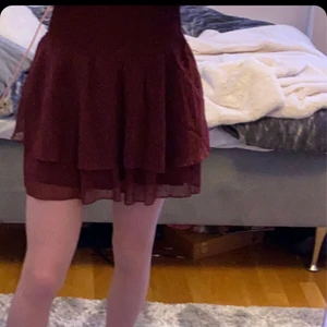 Gullig kjol - En jätte fin kjol från bikbok som jag endast har används en gång! Den är i storlek S och är super fin till sommaren.