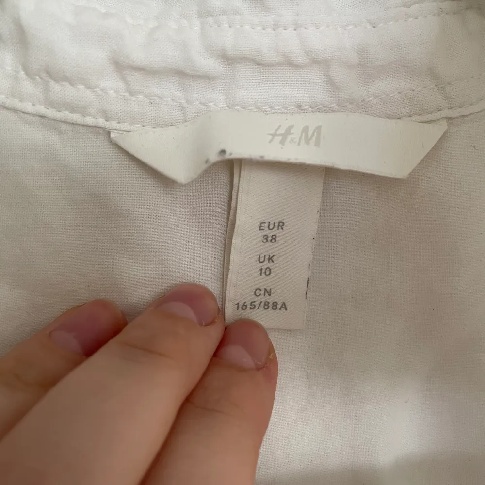Vit skjorta från H&M strl 38. Säljer pga för liten, fint skick! Spårbar frakt med DHL inräknat i priset!!. Skjortor.