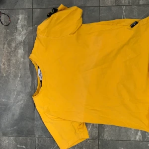 Stine island t-shirt - Bra skick,äkta