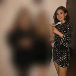 Vacker klänning - Pärlprydd klänning från asos dyrare designkollektion. Glittrar som bara tusan. Fin öppen rygg också som jag glömde fota. Nypris typ 8-900. Använd en gång. 