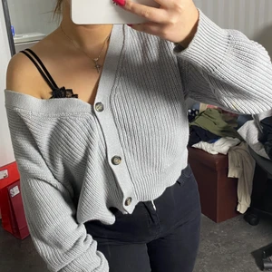 Stickad kofta  - Jättesöt stickad kofta från lager i nyskick, knappt använd storlek M men passar även xs o s❤️