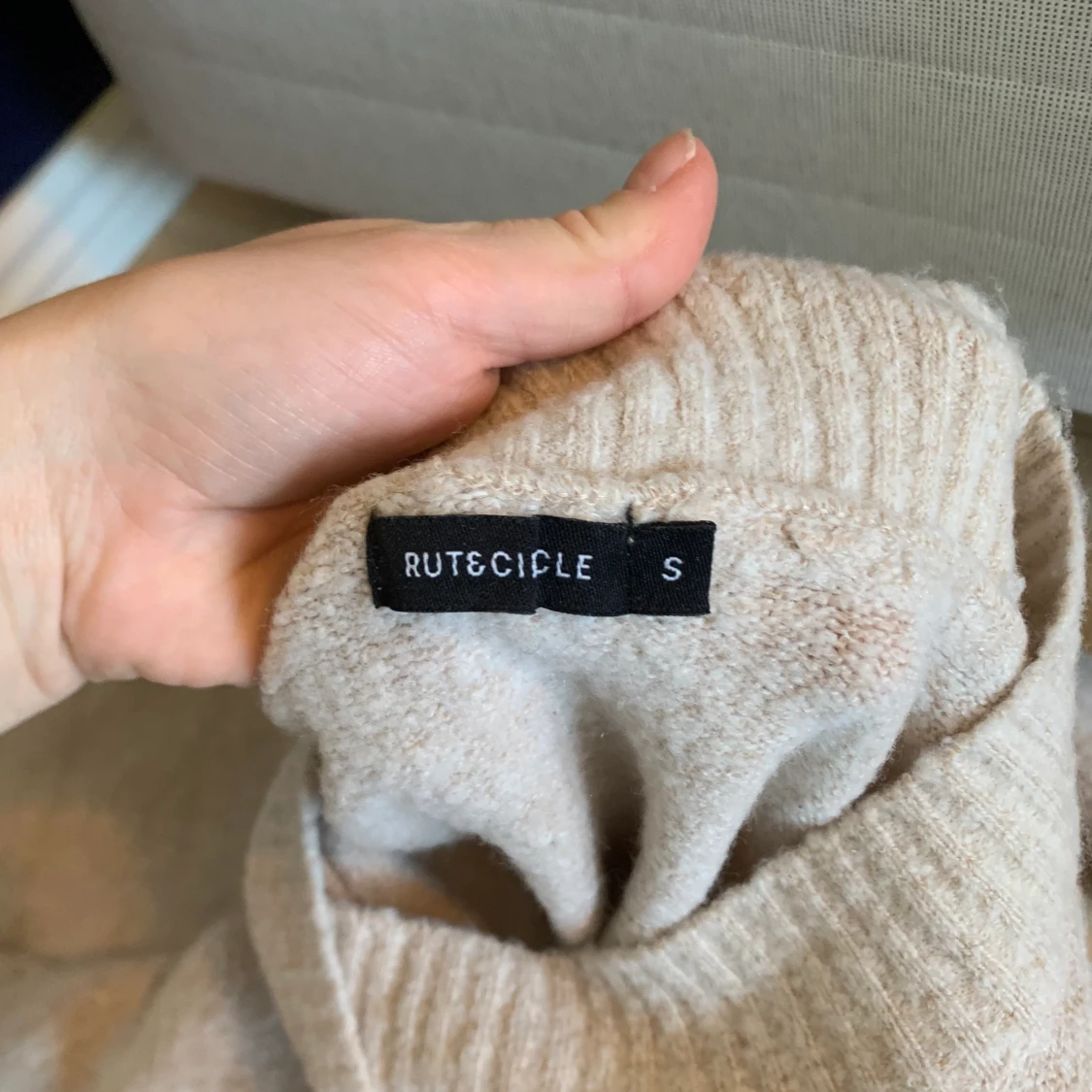 Beige stickad tröja st S - 91