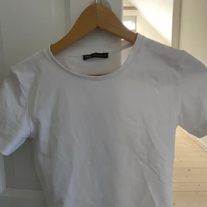 Vit T-Shirt från Zara - Vit T-Shirt från Zara, skulle inte säga att den är genomskinlig. För mig går den ungefär till naveln så jag skulle nog säga att de är en magtröja, fast det beror samtidigt på. 🌸 Använd ungefär tre gånger och är därför som ny. Alla plagg tvättas innan köp!!