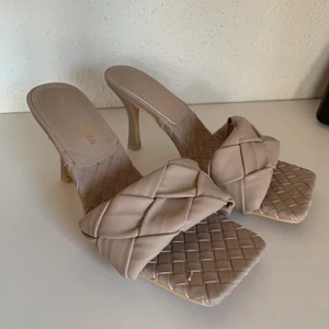 Mules från FashionNova - Populära mules från FashionNova med flätad design. Enbart använda inomhus för bilder, helt nya! Säljer likadana ljusgröna, titta profil för mer.