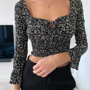 Blus från Urban Outfitters i strl XS - Superfin kort blus från Urban Outfitters i strl XS. Fint skick!