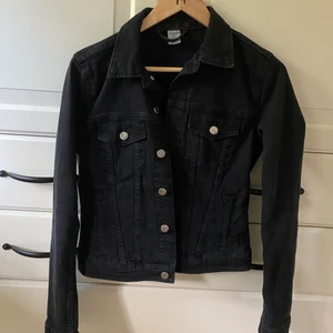 Svart jeansjacka - Svart jeansjacka från HM storlek 36, jättebra skick knappt använd. 