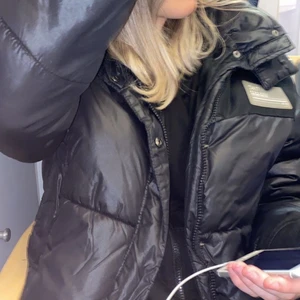 Jacka från bershka  - En vinterjacka från berska som är ganska kort på mig men jag är 171 typ