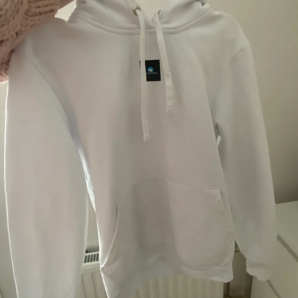 Jag släjer min vita The Cool Elephant hoodie ”Curious” med tryck på ryggen, nypris 599kr. Säljer pga liten storlek och att den då inte kommit till användning. Fint skick förutom att en metallbit på snöret är lös (se sista bilen) men annars fint skick utan fläckar. Storlek S. Hoodies.