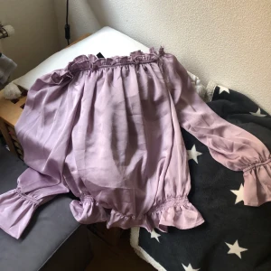 Blus stl M - Fin blus i lite silkigt material. Använd 1 gång.stl M kommer från New Yorker.