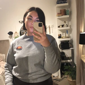 Ellesse sweatshirt - Grå oversized sweatshirt som knappast är använd! Köptes för 339kr på herr avdelning. 