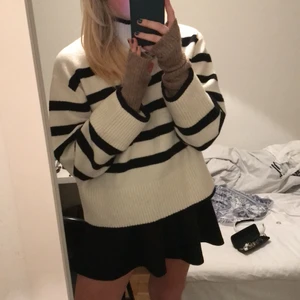 Randig stickad  - Sjukt populär tröja från & Other Stories❤️ aldrig använd då jag inte tycker den passar mig🌟 passar en XS-L beroende på önskad passform