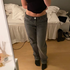 Jeans - Gråa zara jeans😍