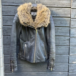 Jofama - Svart skinnjacka med pälskrage