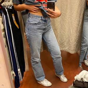 Blå jeans med Mid rise 💕 köpta ifrån ASOS och utan defekter