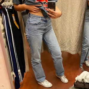 Jeans - Blå jeans med Mid rise 💕 köpta ifrån ASOS och utan defekter