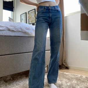 Jeans  - Fina wide leg jeans ifrån junkyard i storlek 25. Är i bra skick då de bara är använda fåtal gånger. Går precis ner till fötterna på mig som är 165cm. Säljer då de inte kommer till användning. Ursprungspris: 499kr