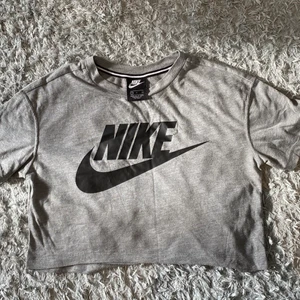 Nike träningströja  - Träningströja från Nike som aldrig kommer till användning. Den är i tränings material och storlek S.