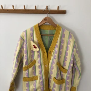 Kina and tam,  kofta  - Otroligt fin och färgglad kofta från Kina and Tam i strl 34 (men passar 36,38)  Helt oanvänd. Nypris: 1000kr 