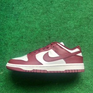 Nike Dunk Low Bordeaux - Tillgängliga storlekar: 37.5, 38, 38.5(SÅLD), 39(SÅLD). Samtliga par är helt nya. 1500 + eventuell frakt 