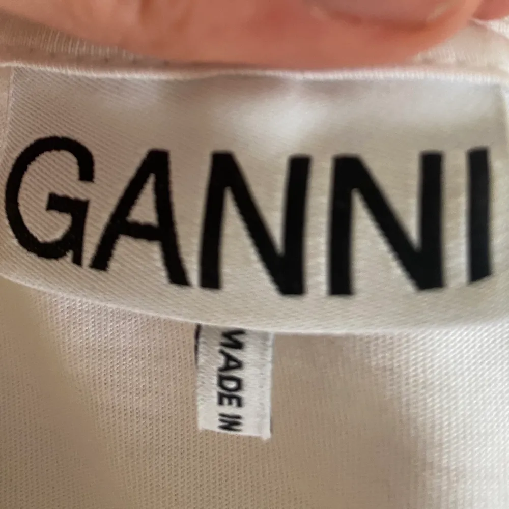 Säljer min as snygga Ganni tröja som är slutsåld överallt. Köpt för 845kr och använd sparsamt. Skriv för ev frågor eller fler bilder. Passar xs-s 🧚🏽‍♀️. T-shirts.