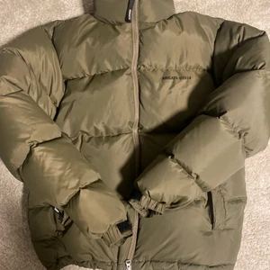 Arigato Jacka  - Tja ja säljer min arigato jacka, den är i storlek M och jag säljer den för att den är förliten för mig. 