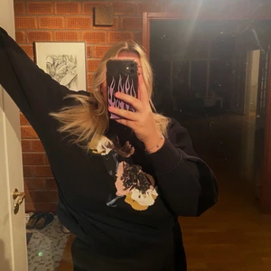 Tröja från CARIN WESTER - Svart tröja med stora ärmar men ett blom-tryck! Strl L men sitter som M, alt S om man vill ha den oversized!🥰 köparen står för frakt och betalar med swish! Kan mötas i Trollhättan/vänersborg och göteborgsområdet!🤩👍 fraktar också!