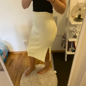 Kjol med slits  - Säljer denna superfina beigea kjol från zara. Jag har aldrig användt den och prislappen sitter kvar. Den är i storlek S. Säljer den för 130 kr + 45 kr frakt och kan mötas upp i Stockholm🙂