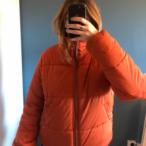 Vans jacka - Snygg o varm jacka från vans i storlek S🧡 välanvänd men i bra skick. Har haft ett hål (kolla 2 bilden) men det är lagat och man tänker inte på det. 200kr+frakt. Kom privat för frågor elr mer bilder