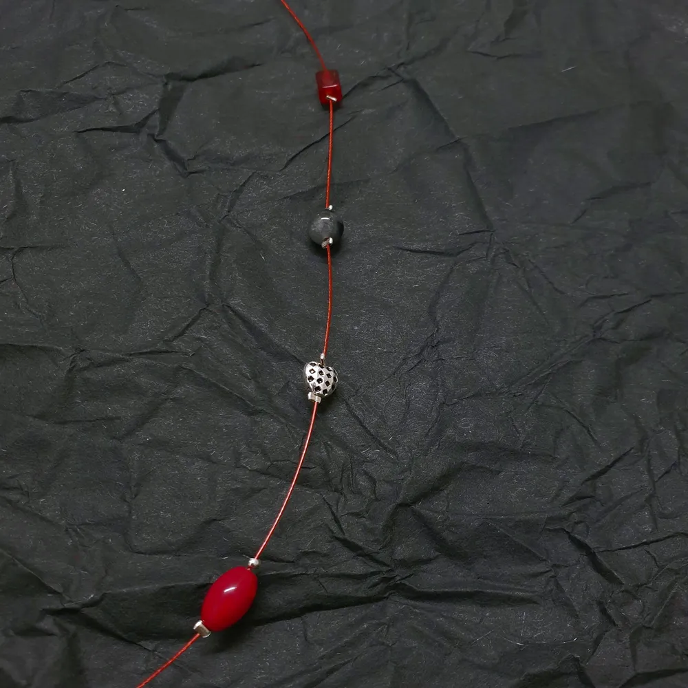Speciell typ av röd wire och extra säkert lås, pärlorna är av äkta kattöga och korall <3 rätt kort, kom privat vid frågor! Godis ingår alltid vid beställning. Accessoarer.