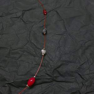 Speciell typ av röd wire och extra säkert lås, pärlorna är av äkta kattöga och korall <3 rätt kort, kom privat vid frågor! Godis ingår alltid vid beställning