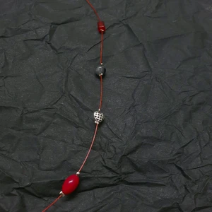 Halloween halsband - Speciell typ av röd wire och extra säkert lås, pärlorna är av äkta kattöga och korall <3 rätt kort, kom privat vid frågor! Godis ingår alltid vid beställning