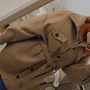 Säljer min super fina beiga kappa  - Säljer min super fina beiga kappa som inte kommer till användning ( använd ca 2-3 gånger) storlek s 😊