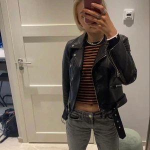 Randig zara tröja - säljer min zara tröja som jag har på min virala pinterest bild, den kommer tyvärr ej till användning längre.. frakt 66kr! 💕