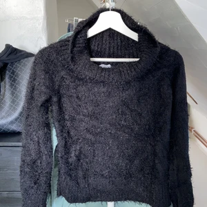 Svart stickad tröja - Knappt använd, som ny!