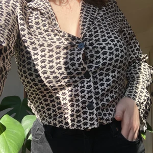 Mönstrad croppad skjorta - Jättecool skjorta från Stradivarius! Köpt för några veckor sen men aldrig riktigt använd pga att passformen inte är superfin på mig. Frakt tillkommer!