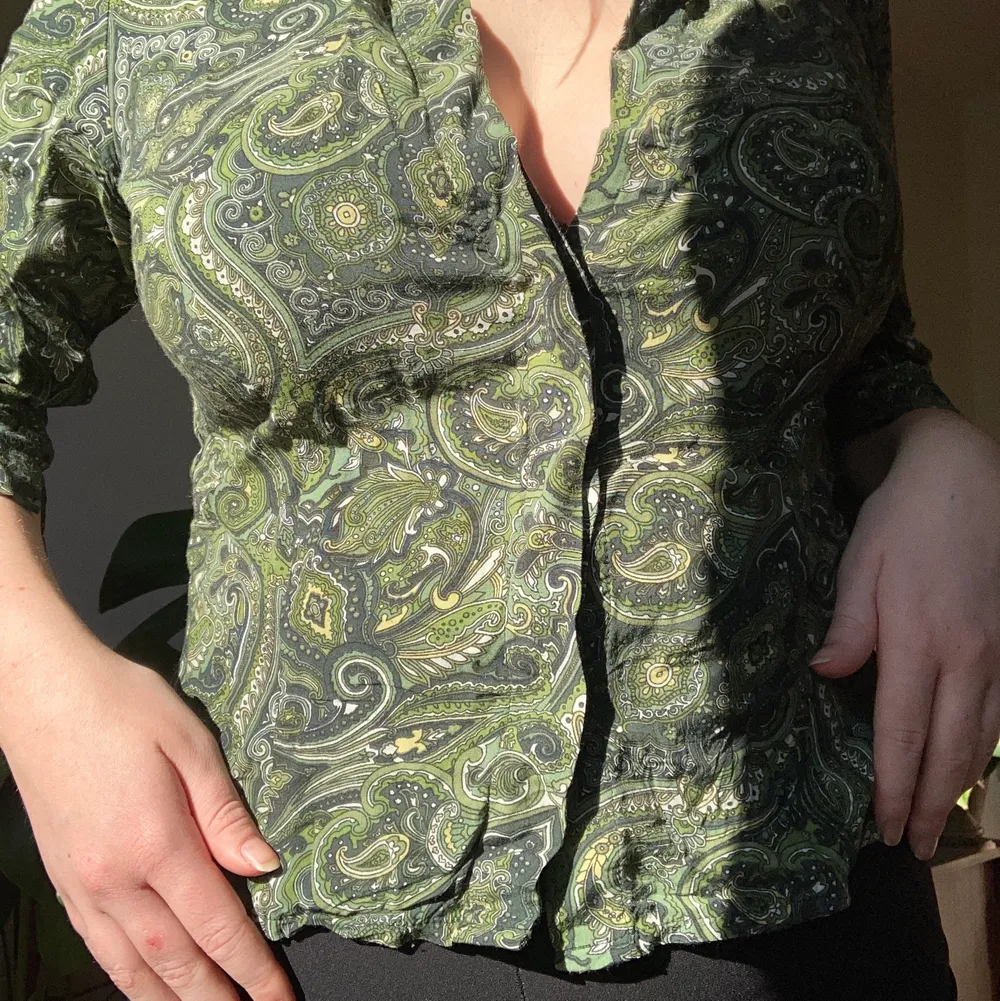 Jättecool mönstrad skjorta med flera nyanser av grön! . Blusar.