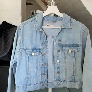 Ljus blå jeans jacka - Knappt använd, som ny! Superfin!