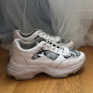 Sneakers - Vita sneakers med ormmönster, knappt använda. SÅ sköna men använder dem aldrig. Strl 39 men ganska små i storlek, jag brukar ha 38 och dom passar mig bra. 