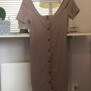 Brun klänning  - Säljer en brun klänning pågrund av att den inte kommit till användning. Säljer den för 100 pris kan alltid diskuteras 💘💞
