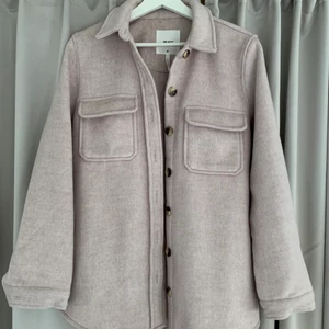 Jacka - Super fin jacka att ha i höst! 😍 säljer pga aldrig använder. Köpte för 799 kr. 