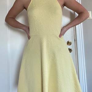Gul klänning från H&M som är i storlek S. Klänningen är använd ett fåtal gånger men har inga skador. Materialet är väldigt stretchigt.