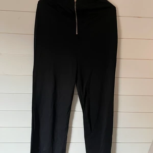 Byxor Nelly - Silkiga byxor från Nelly med en dragkedja i fram! Storlek S