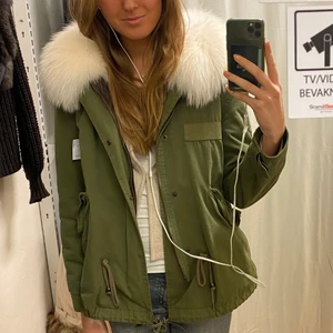 Jacka - Säljer denna otroligt snygga jackan. Jackan är militär grön med vit äkta päls på insidan av jackan och en så stor och mysig luva. Armarna är fodrade med dun. Jackan är i bra kvalite och ser ej använd ut. 