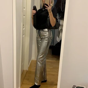 Silvriga jeans - As coola jeans från Gina Tricot x Icona Pop! Knappt använda så det är som nya. Jag är 165cm lång och de är i perfekt löngd på benen 