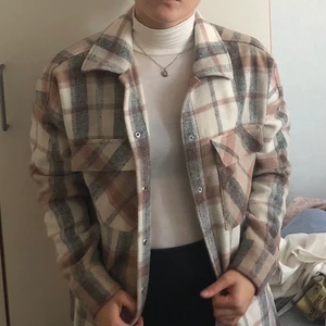  Skjortjacka Storlek S, Lindex - Fin och oanvänd skjortjacka, drygt 6 månader gammal. Köpte för att den var fin men tyckte inte riktigt att den passade min stil i efterhand. Kontakta gärna vid intresse! Frakt ingår redan i priset.