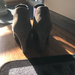 Klackskor  - Helt nya klackskor gråa och lila resor storlek 39 köpta för 450kr aldrig använda ute, bara testat i affären och en gång hemma, säljer dessa då jag inte använder de. Säljer dessa för 350kr